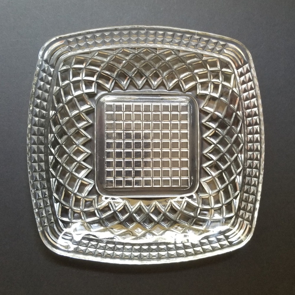 VINTAGE / Federal Glass / 'Diamond Lattice' plate